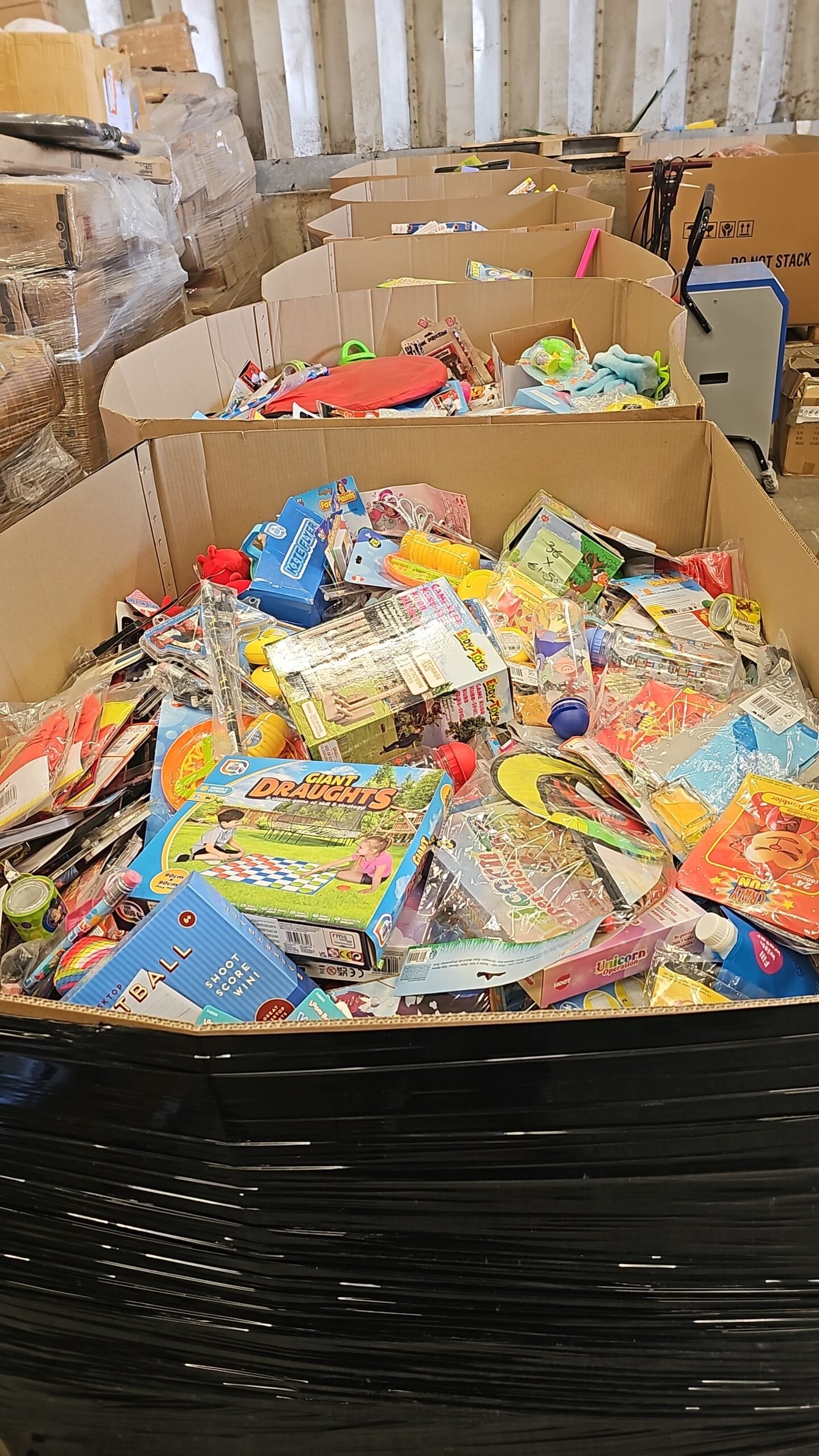 Source photograph for Toy Pallets Great Mix Of (Grade A) Indoor And Outdoor Toys